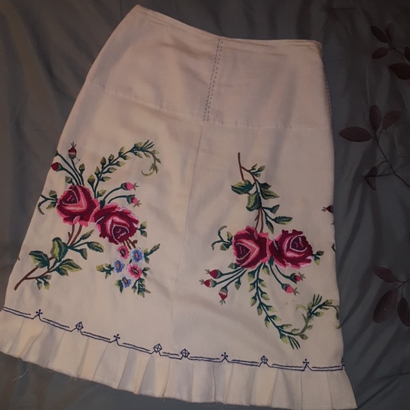 Snak Dresses & Skirts - Beautifully embroidered linen/cotton skirt